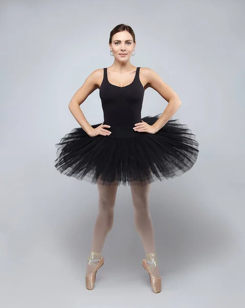 Attraente Ballerina Posa Con Grazia Studio Uno Sfondo Bianco — Foto Stock