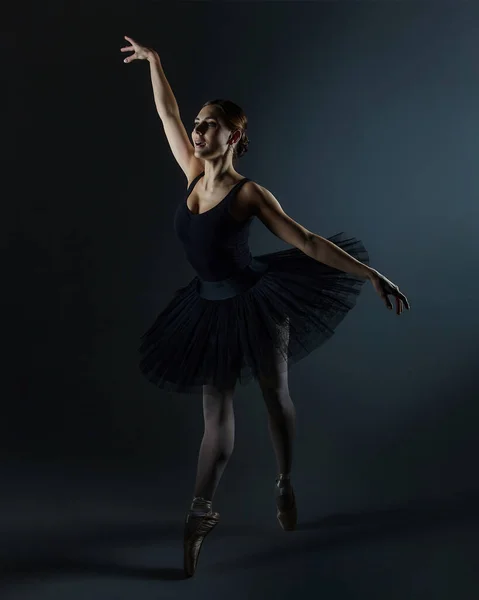 Bailarina Atraente Posa Graciosamente Estúdio Fundo Preto — Fotografia de Stock