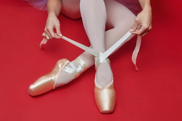 Mãos Bailarina Fechar Até Amarrar Sapatos Pointe — Fotografia de Stock