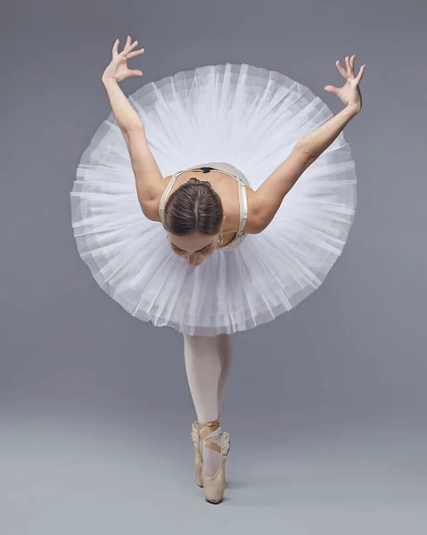 Bailarina Atraente Posa Graciosamente Estúdio Fundo Branco — Fotografia de Stock