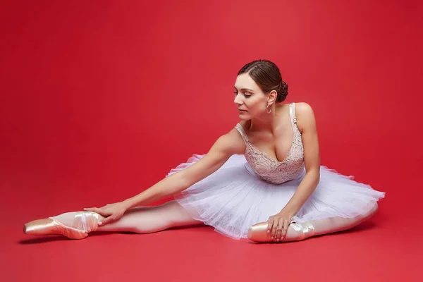 Atractiva Bailarina Posa Estudio Sobre Fondo Rojo — Foto de Stock