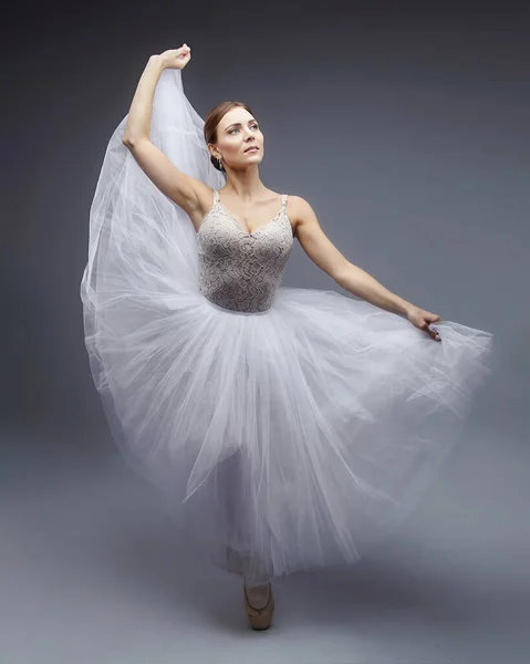 Attraente Ballerina Posa Con Grazia Studio Uno Sfondo Bianco — Foto Stock
