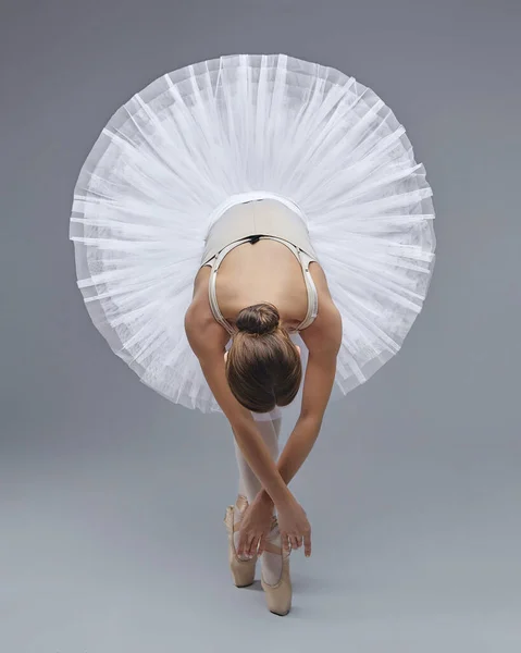 Aantrekkelijke Ballerina Poseert Sierlijk Studio Een Witte Achtergrond — Stockfoto