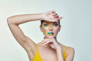 Parlak makyajlı çekici bir kızın portresi. Stüdyoda fotoğraf çekimi.