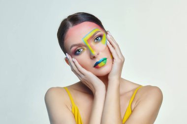 Parlak makyajlı çekici bir kızın portresi. Stüdyoda fotoğraf çekimi.