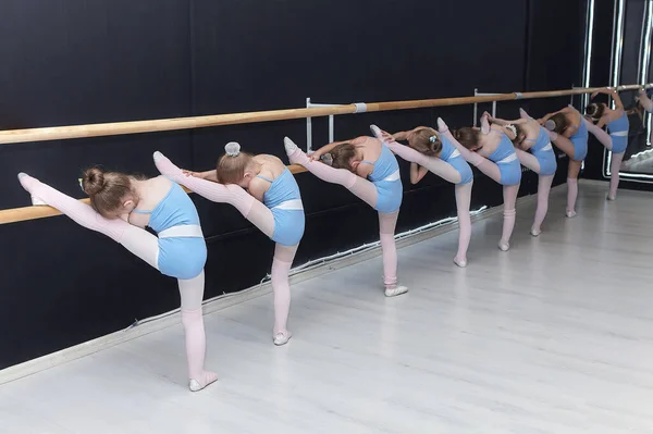 Niñas Dedican Clase Una Escuela Coreográfica — Foto de Stock