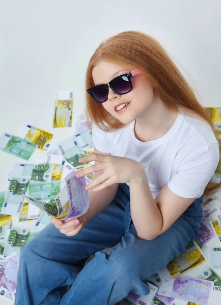 Piękna Rudowłosa Dziewczyna Siedzi Pieniądzach Banknoty Euro Rozrzucone Podłodze — Zdjęcie stockowe