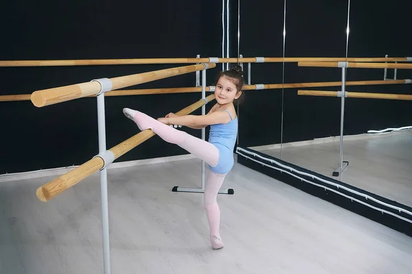 Niña Hace Ejercicios Sala Escuela Coreográfica Con Una Barra Ballet — Foto de Stock