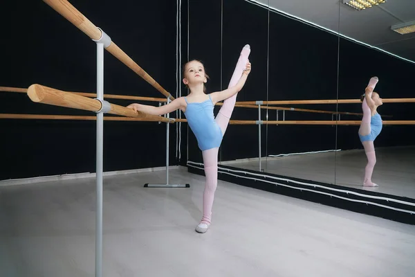 Bambina Esercizi Nella Sala Della Scuola Coreografica Con Una Sbarra — Foto Stock