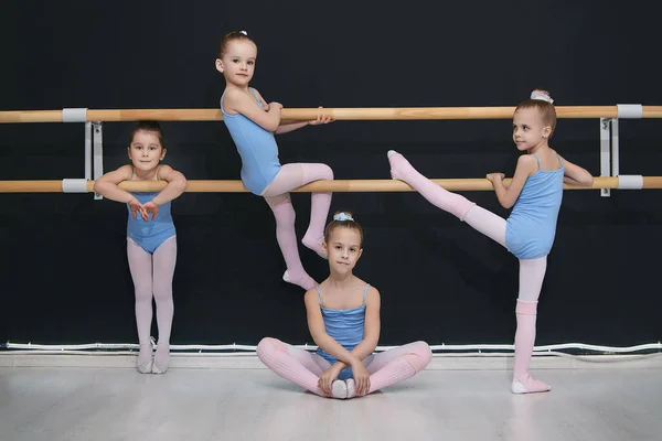 Małe Dziewczynki Klasie Szkoły Choreograficznej — Zdjęcie stockowe