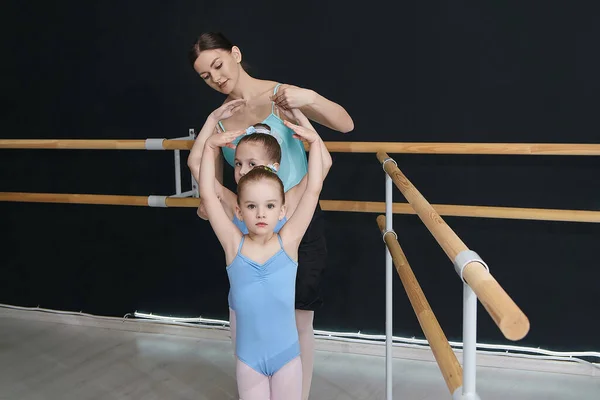 Nauczyciel Pomaga Dziewczętom Prawidłowo Wykonywać Ćwiczenia Zajęcia Szkole Choreograficznej — Zdjęcie stockowe