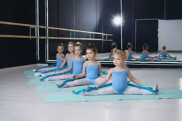 Małe Dziewczynki Odsiadujące Wyrok Eksploratorem Klasie Szkoły Choreograficznej — Zdjęcie stockowe