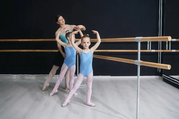 Professor Ajuda Meninas Fazer Exercícios Corretamente Aulas Escola Coreográfica — Fotografia de Stock