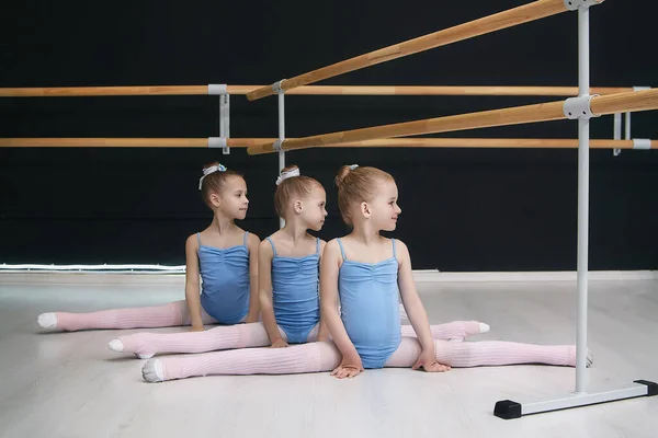 Bambine Siedono Sulla Spaccatura Lezioni Presso Scuola Coreografica — Foto Stock