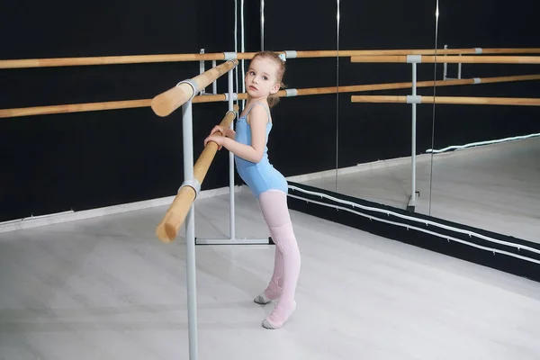 Niña Hace Ejercicios Sala Escuela Coreográfica Con Una Barra Ballet — Foto de Stock