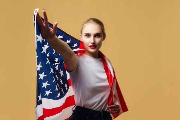 Atrakcyjna Blondynka Dumą Pozuje Amerykańską Flagą Sesja Zdjęciowa Studio Żółtym — Zdjęcie stockowe