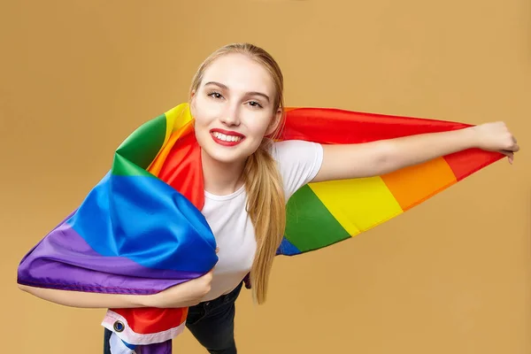 Aantrekkelijk Blond Gemaakt Poseren Met Een Regenboog Lgbt Vlag Fotoshoot — Stockfoto