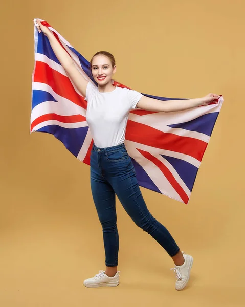 Приваблива Блондинка Британським Прапором Фотосесія Студії Жовтому Тлі — стокове фото