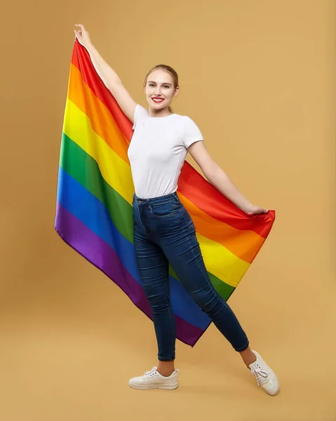 Atraktivní Blondýnka Duhovou Lgbt Vlajkou Focení Studiu Žlutém Pozadí — Stock fotografie