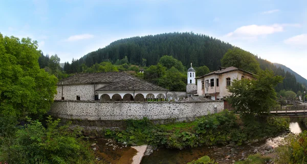 シロカ ・ ラカ、ブルガリアの近くにブルガリア教会と自然のパノラマ — ストック写真