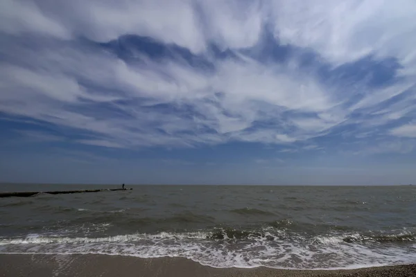 Fırtınadan önce bulutlu havada Azov Denizi