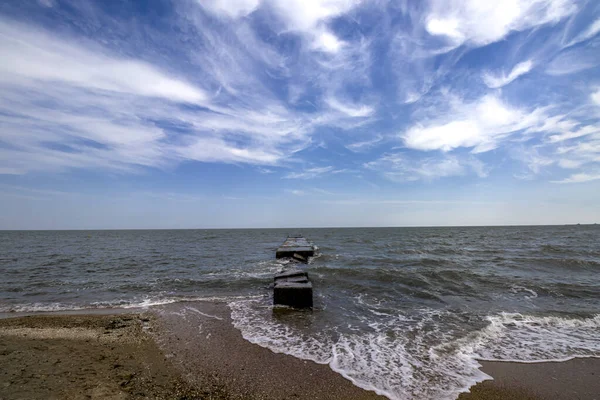 Fırtınadan önce bulutlu havada Azov Denizi