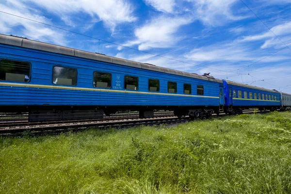 Eski arabalar depoda duruyor.