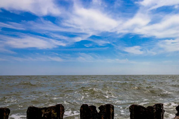 Fırtınadan önce bulutlu havada Azov Denizi