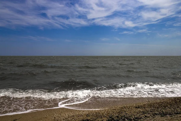 Fırtınadan önce bulutlu havada Azov Denizi