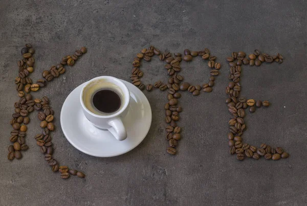 Masanın üzerinde bir fincan aromatik kahve.