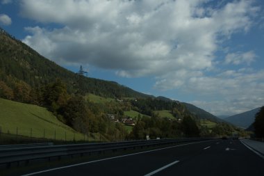 Yol, yeşil çayırlar, mavi gökyüzü