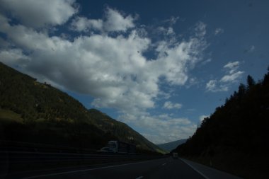 Yol, yeşil çayırlar, mavi gökyüzü