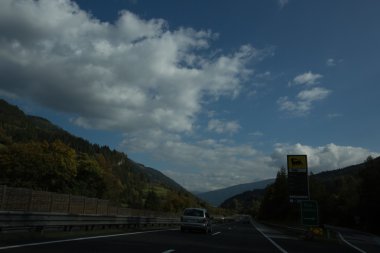 Yol, yeşil çayırlar, mavi gökyüzü