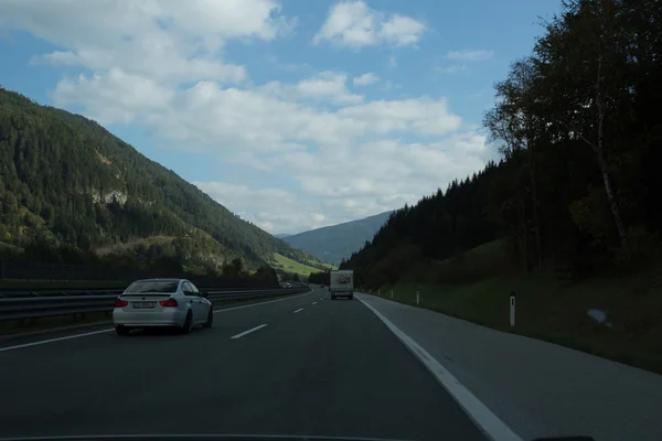 Route, prairies vertes, ciel bleu — Photo