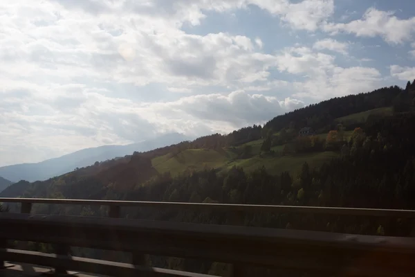 Straße, grüne Wiesen, blauer Himmel — Stockfoto