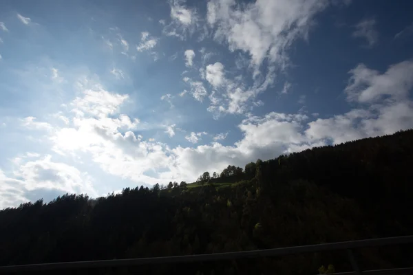 Strahlend grüne Wiesen und blauer Himmel — Stockfoto