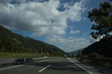 Yol, yeşil çayırlar, mavi gökyüzü