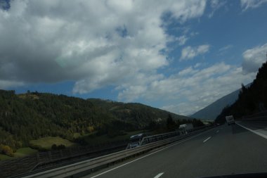 Yol, yeşil çayırlar, mavi gökyüzü