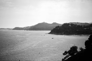 Deniz, güneş ve kayalar