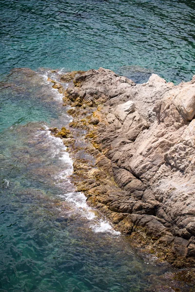 Deniz, güneş ve kayalar