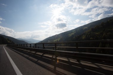 Yol, yeşil çayırlar, mavi gökyüzü