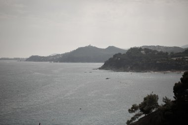 Deniz, güneş ve kayalar