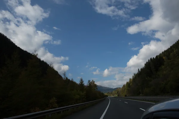 Yol, yeşil çayırlar, mavi gökyüzü — Stok fotoğraf