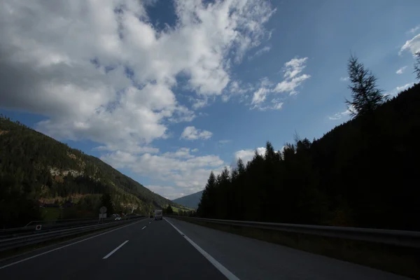 Yol, yeşil çayırlar, mavi gökyüzü — Stok fotoğraf