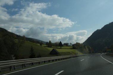 Yol, yeşil çayırlar, mavi gökyüzü