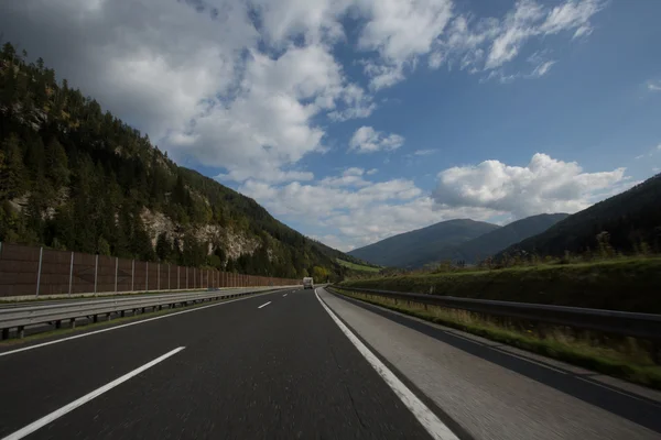 Route, prairies vertes, ciel bleu — Photo