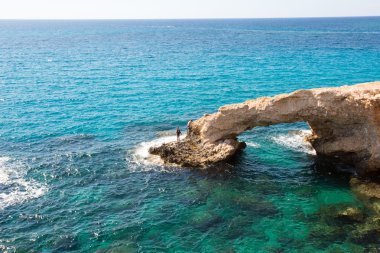 Taş cliff bir güzel mavi denizde Kıbrıs