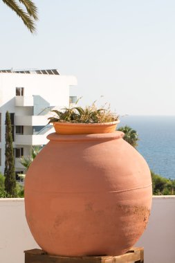 Çiçekli büyük dekoratif pot