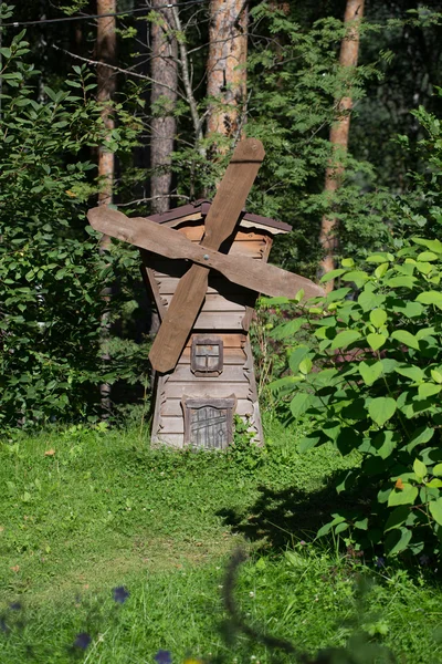 Kleine hölzerne Windmühle — Stockfoto