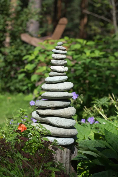 Een piramide van stenen — Stockfoto